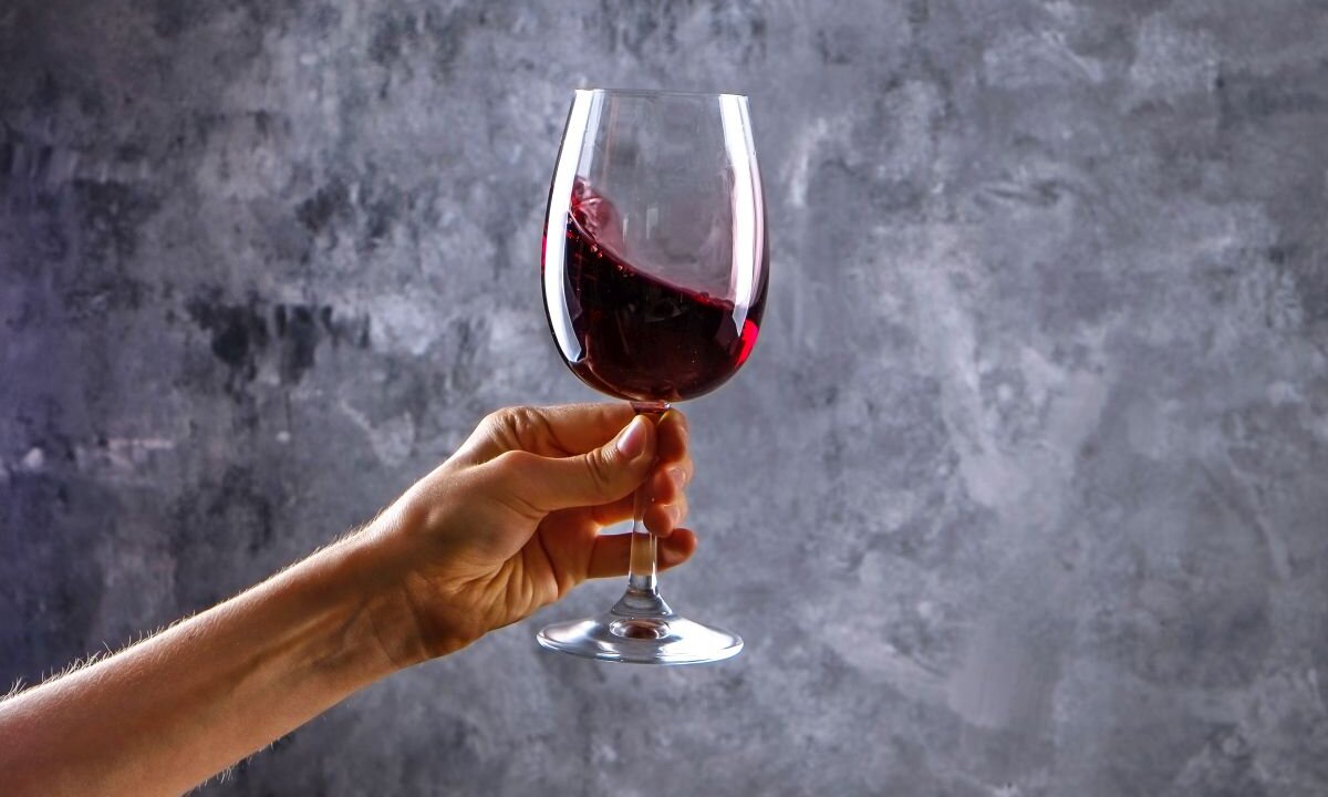 Como segurar taça de vinho: quebrando tabus