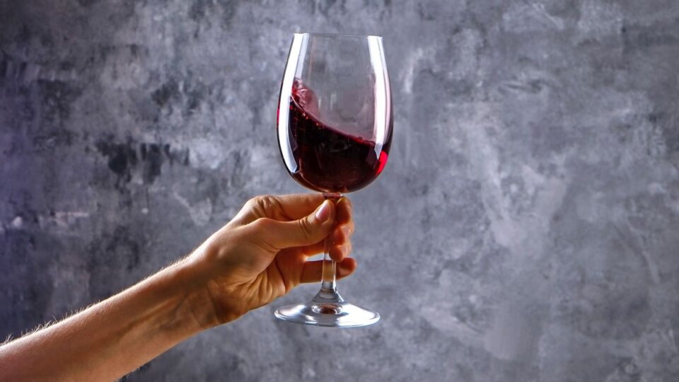 Como segurar taça de vinho: quebrando tabus