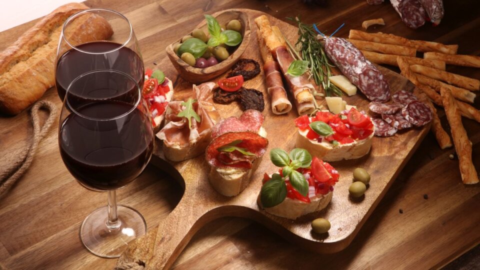 Petiscos para comer com vinho: veja 8 dicas incríveis!