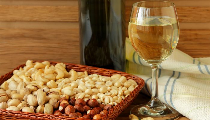 Opções de petiscos para comer com vinho: amendoim