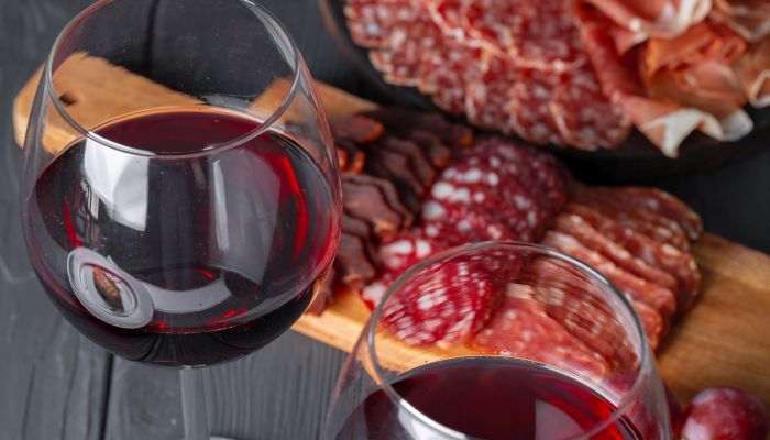 Opções de petiscos para comer com vinho: salaminho
