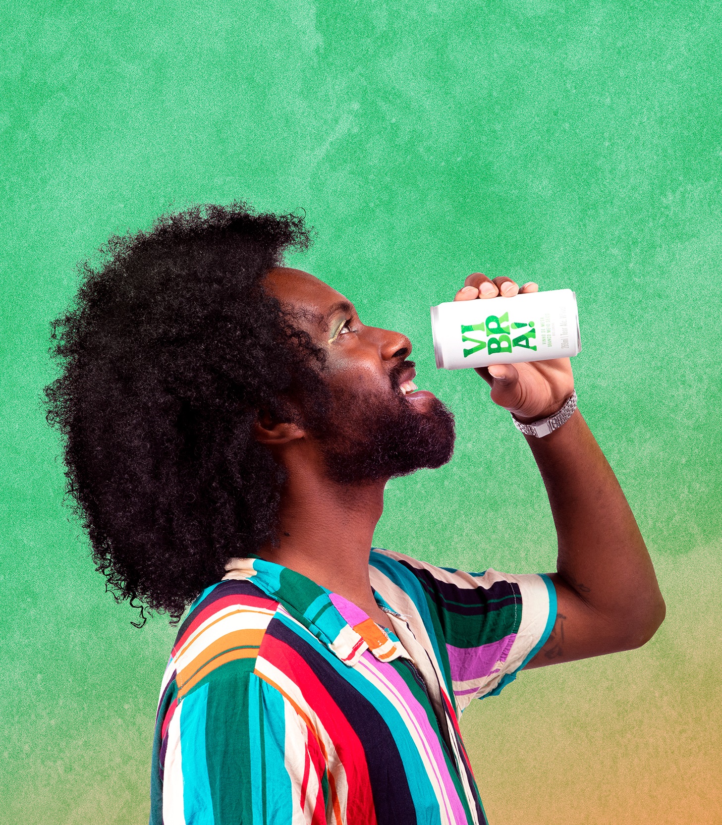 Homem apreciando o vinho em lata Vibra! Branco