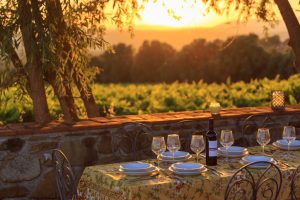Mesa posta no por do sol da toscana
