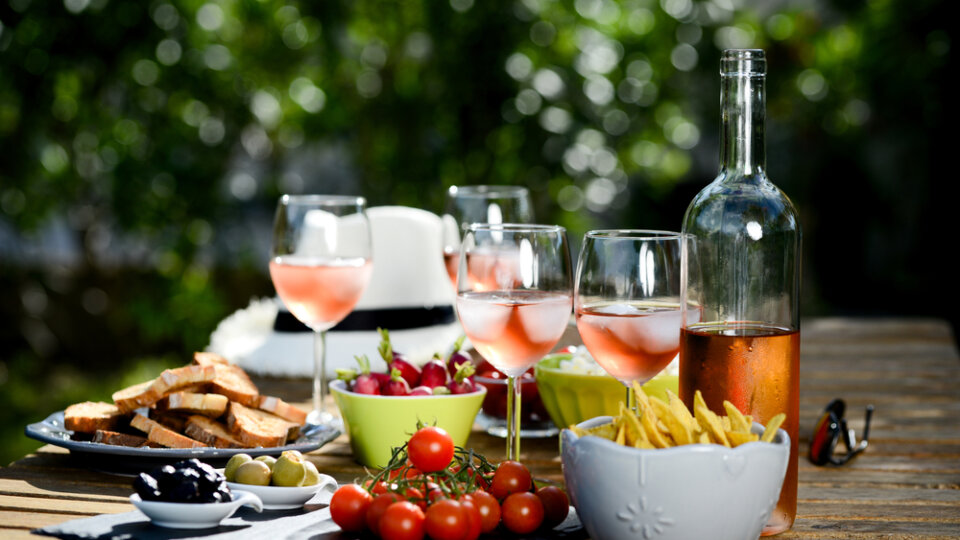 Guia completo do Vinho Rosé: uvas, produção e harmonização ideal