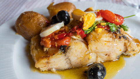 Bacalhau ao forno com batatas: aprenda essa receita de vó que enche o coração (e o estômago)!