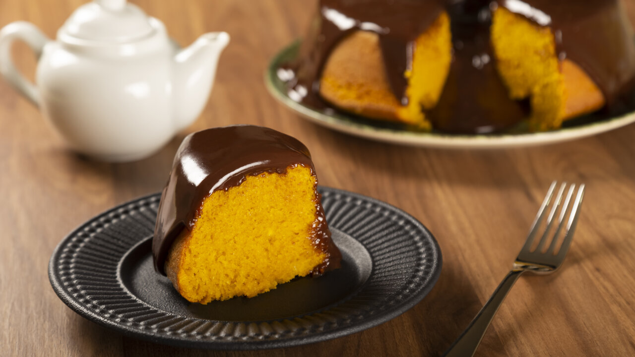 Bolo de cenoura com cobertura de chocolate: Saiba como hamonizar com vinho