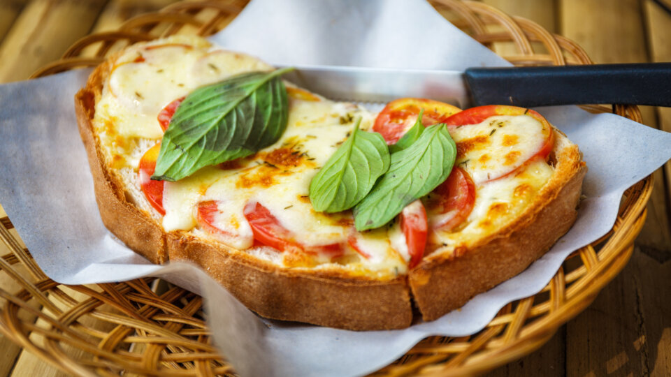 Arrase nas noites de petiscos com essa receita de Bruschetta de Tomate!