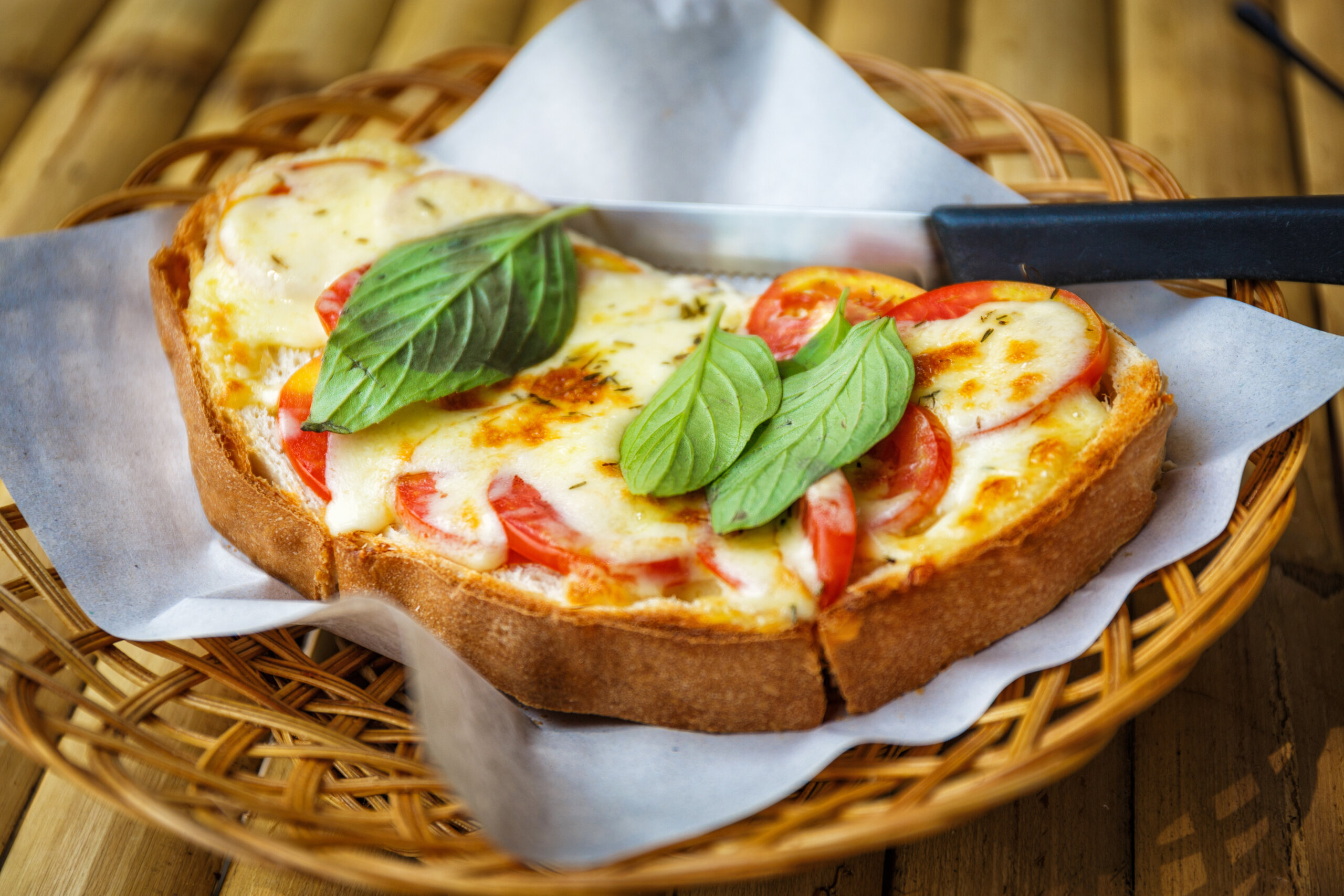 Bruschetta de Tomate e Queijo: aprenda a receita! | Evino Blog
