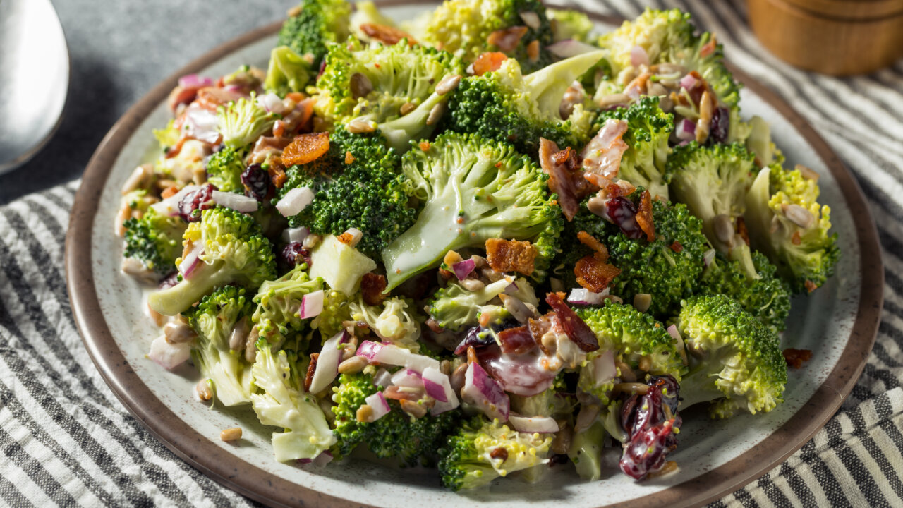 Faça essa Salada Agridoce especial com brócolis, cogumelos e bacon!