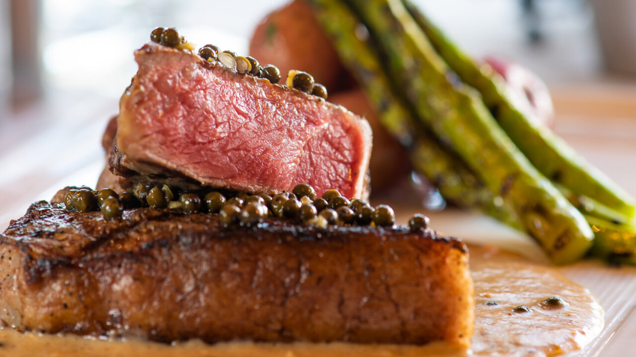 Steak au Poivre com super dica de harmonização: receita para você arrasar no jantar!