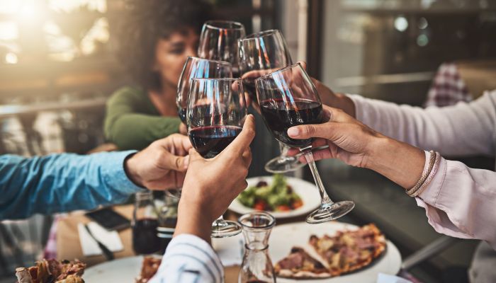 Pessoas brindando com os melhores vinhos tintos