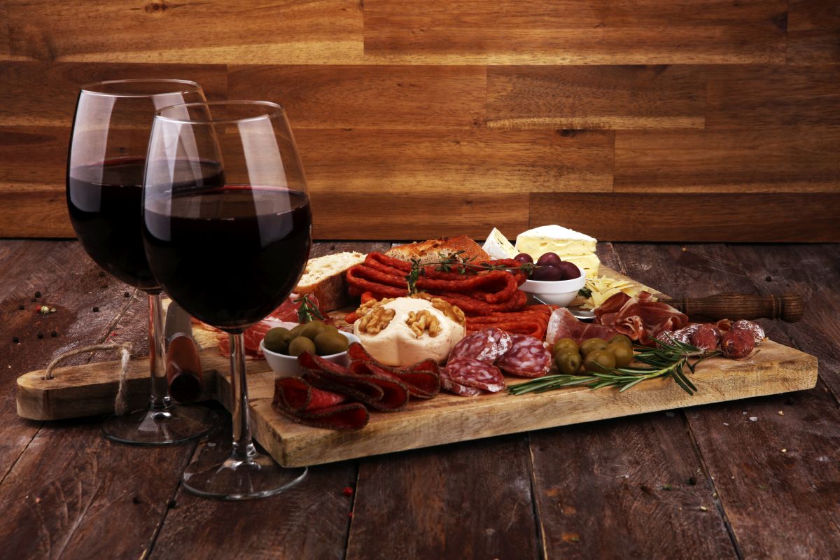 Tábua de Frios e Vinhos: Como montar e Harmonizar | Evino